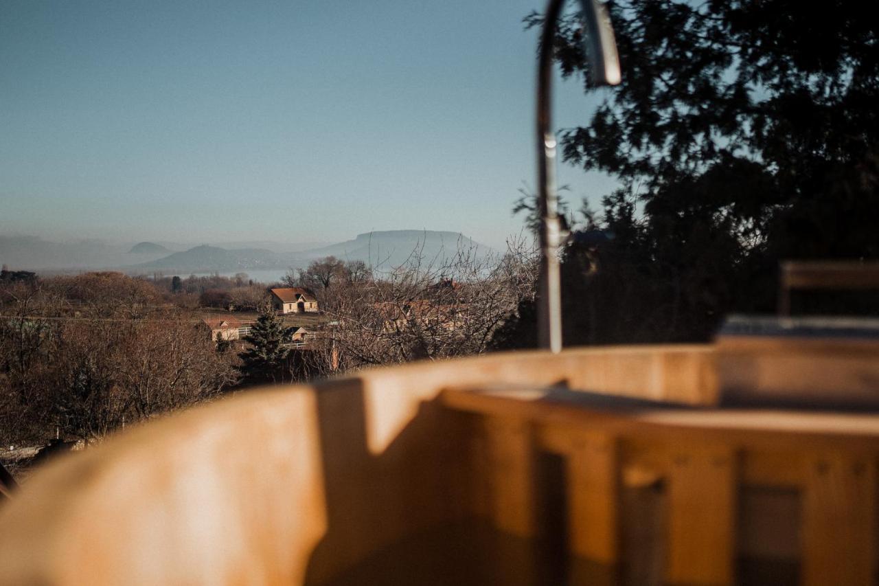 Mandulas Kabin A Kishaz Dezsaval Es Kilatassal A Balatonra Balatongyorok Exterior photo